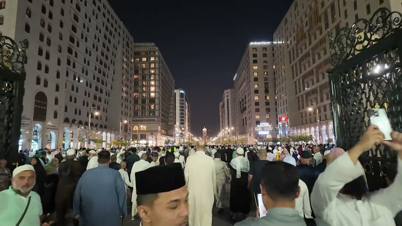 Suasana sekitar masjid Nabawi Madinah setelah selesaiTarawih, Ramadhan 2026