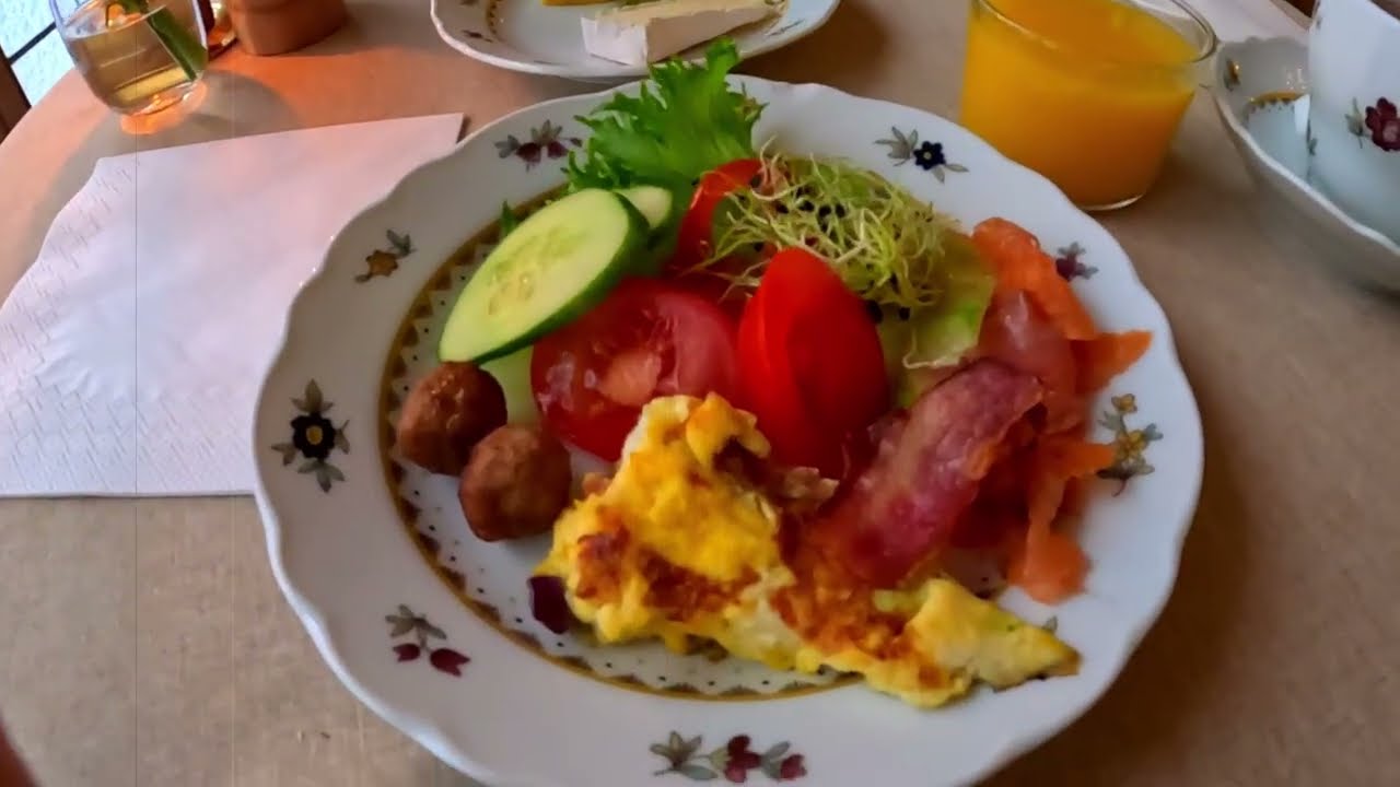 Один из самых любимых городов! Заселились в очаровательную гостиницу в Östermalm. Стокгольм  цветет.