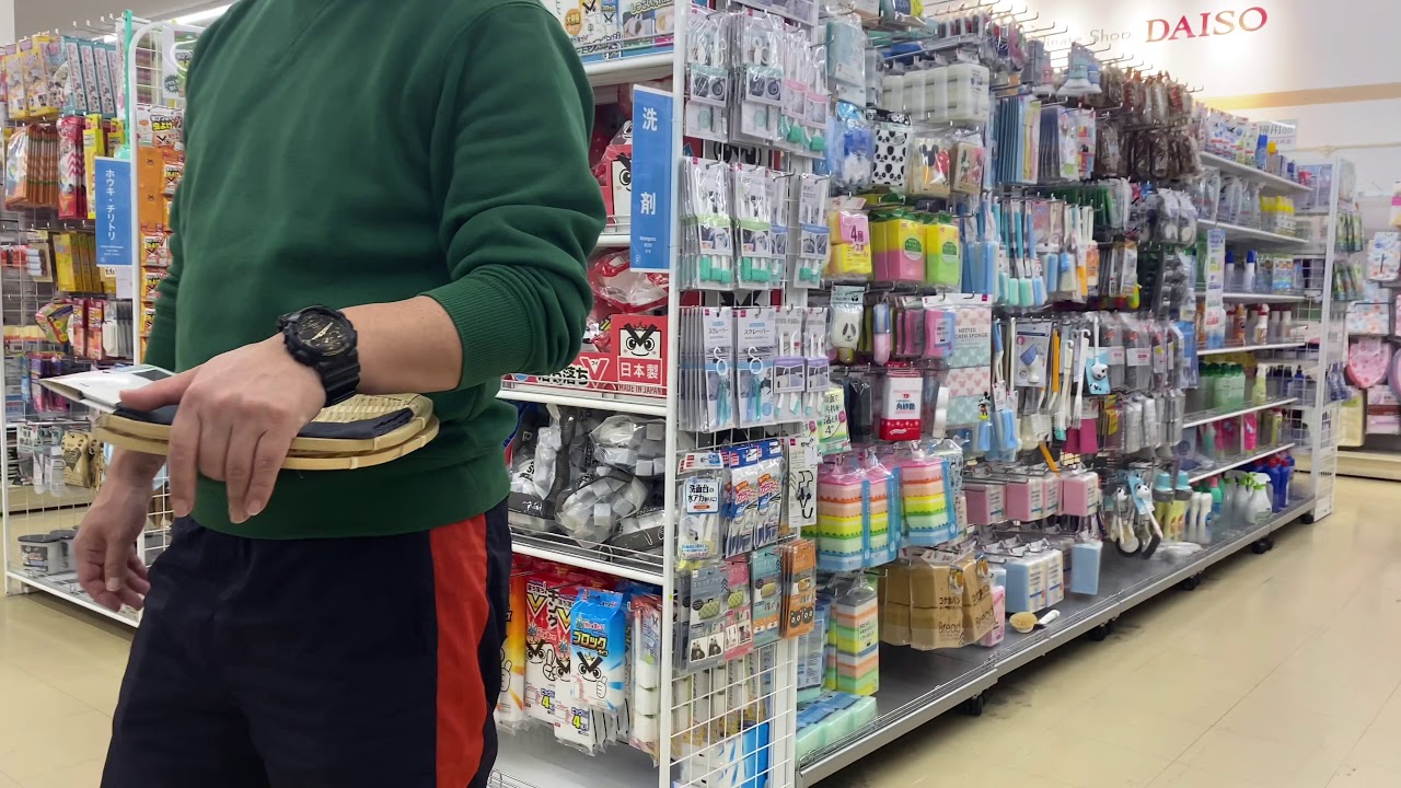 tiendas-todo-a-100-yenes-en-japon-hay-todo-lo-que-necesites-y-te-saca