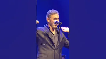 تفاعل كاظم الساهر مع ردود فعل الجمهور على تسريحة شعره 