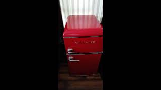 Galanz GLR31TRDER Retro Fridge, 3.1 Cu.Ft, Red. Review on  April 20, 2020