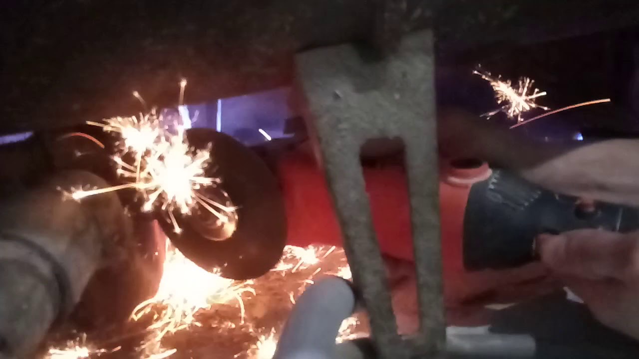 Как срезать сифон чугунной ванны (слив -перелив) ...? - YouTube