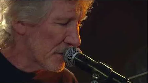 Roger Waters canta 'Wish You Were Here' no Fantsti...