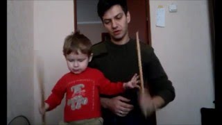 Ребенок 2 года играет с папой на барабане.Барабаны для начинающих(drum lessons for beginers) Ребенок 2 года играет с папой на барабане.Барабаны для начинающих(drum lessons for beginers)