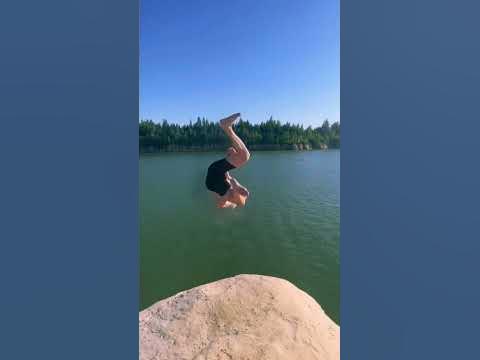 Качок прыгает в воду 2 - YouTube