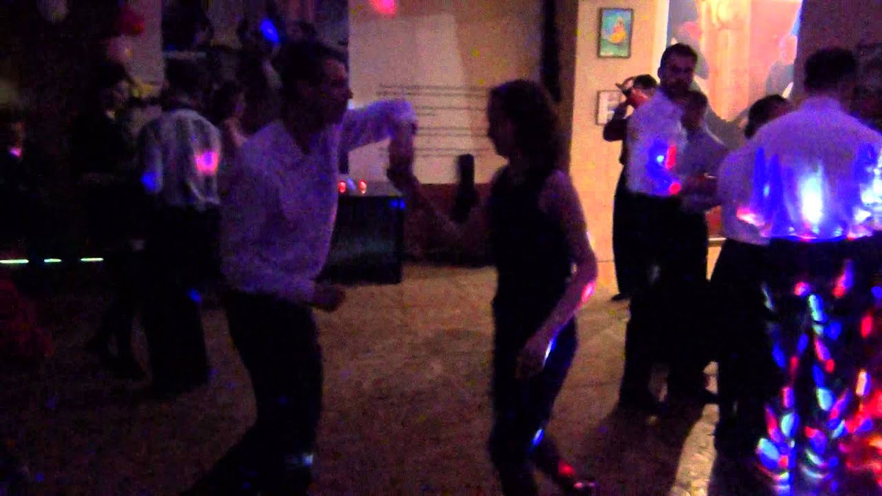 Дима Тарасов поет песню Обручальное кольцо - YouTube