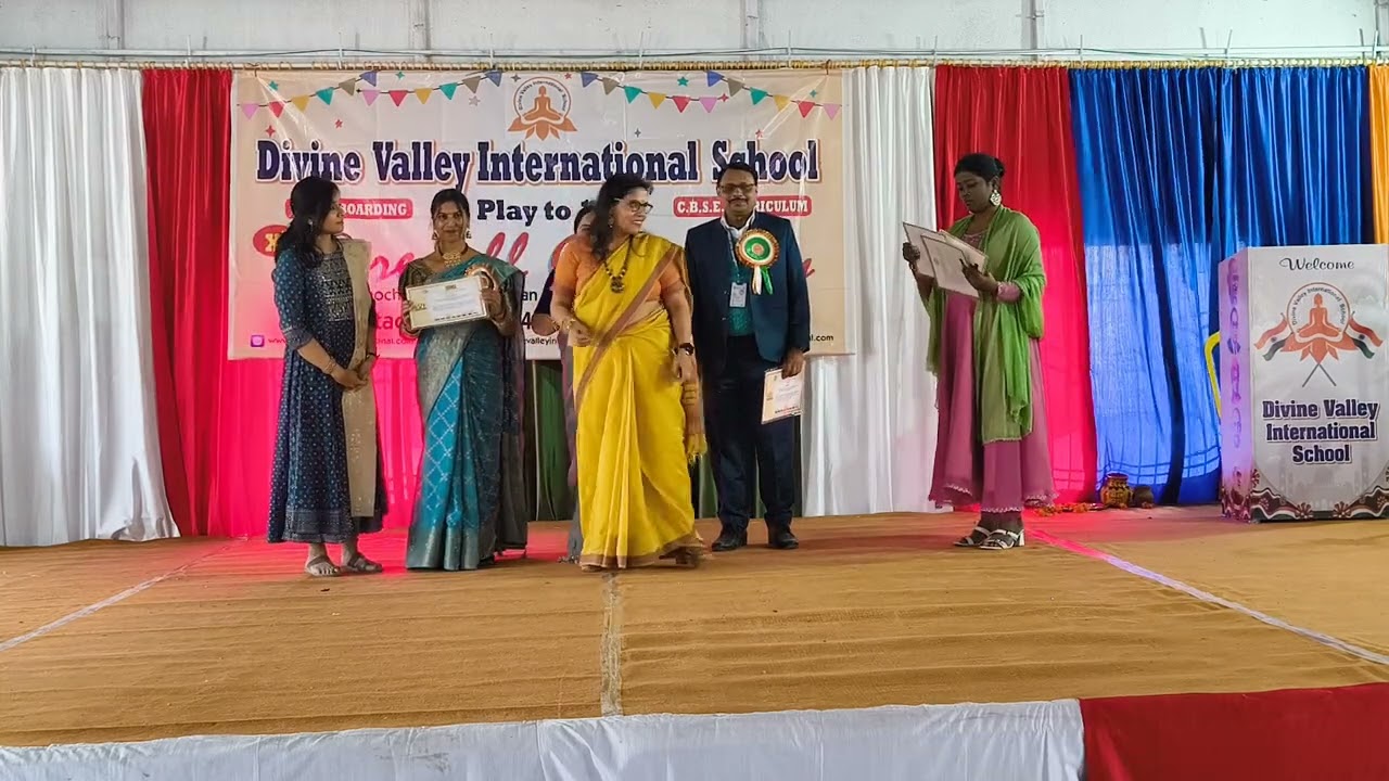 स्कूल निर्देशिका द्वारा शिक्षको को अवार्ड से सम्मानित किया गया फेयरवेल सेरेमनी मे l