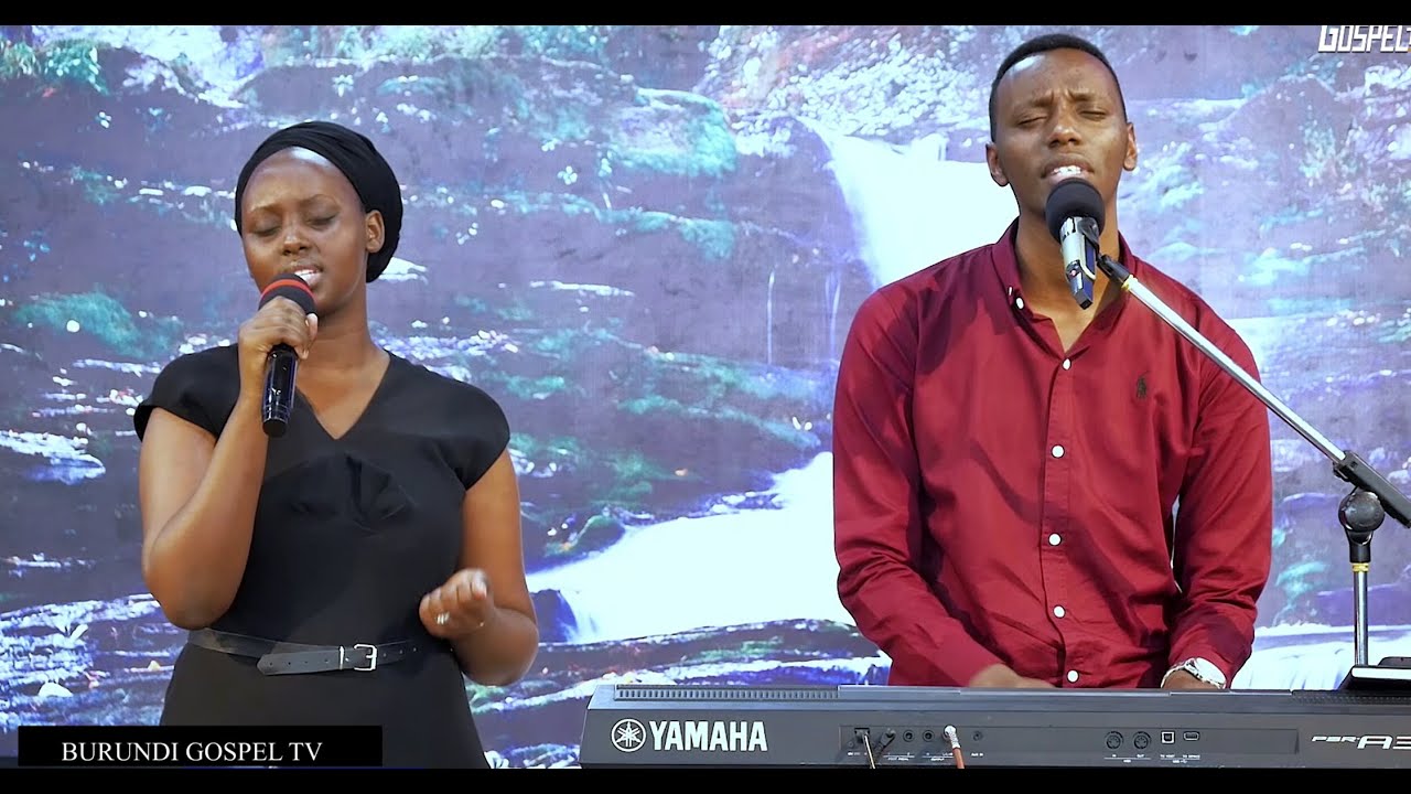 PAPI CLEVER & DORCAS - Ninde wavuguruza imigambi yawe Mana/ Mana nduburiye amaso yanjye kuri wowe