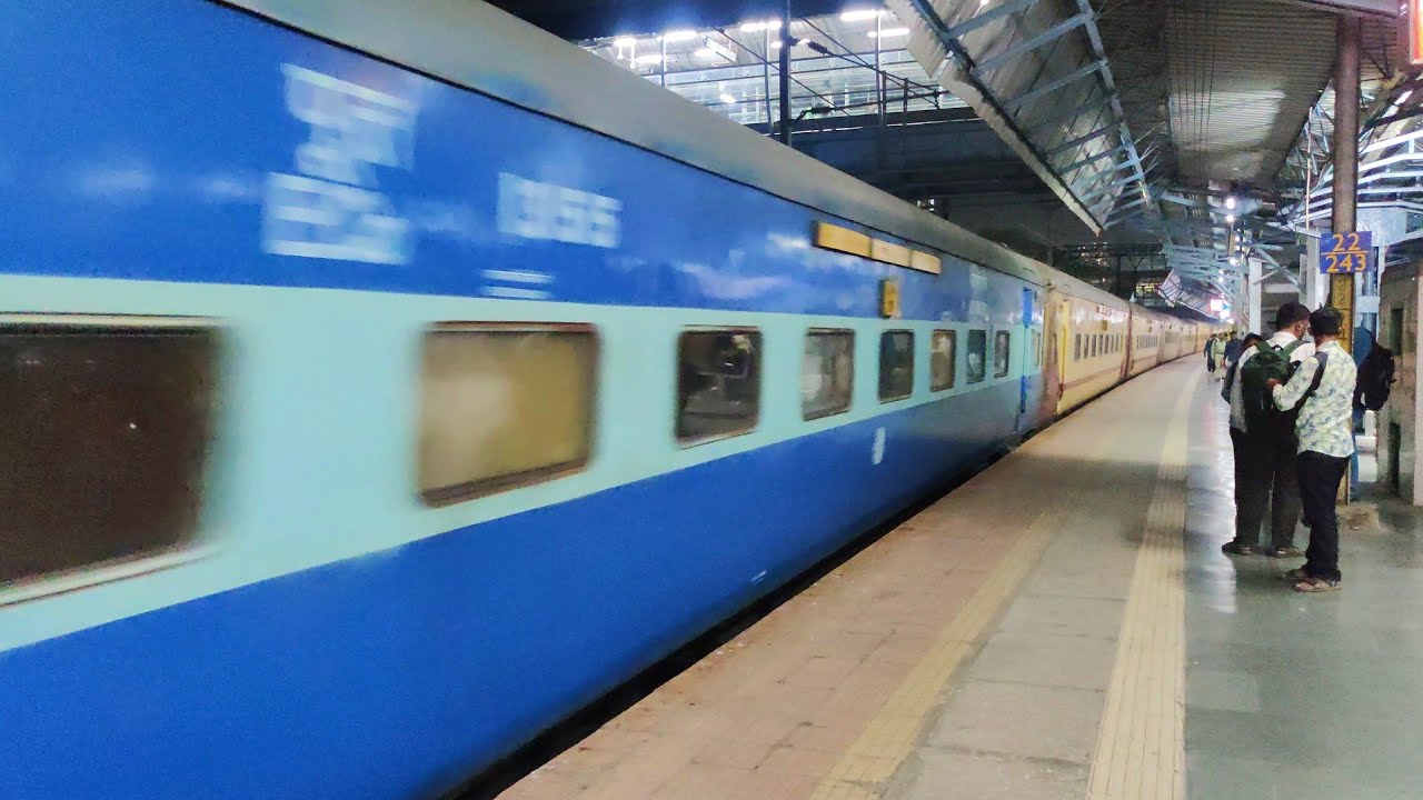 NOSTALGIC BLUE ICF COACH !! 17612 MUMBAI CSMT - HAZUR SAHIB NANDED ...