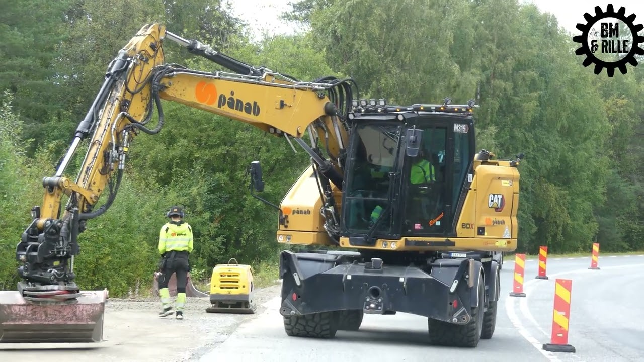 CAT M315 Wheel excavator with tiltrotator in work