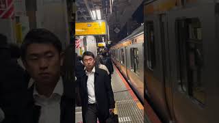 忘年会臨が新宿駅に入線してくる際人と接触し急停車するシーン