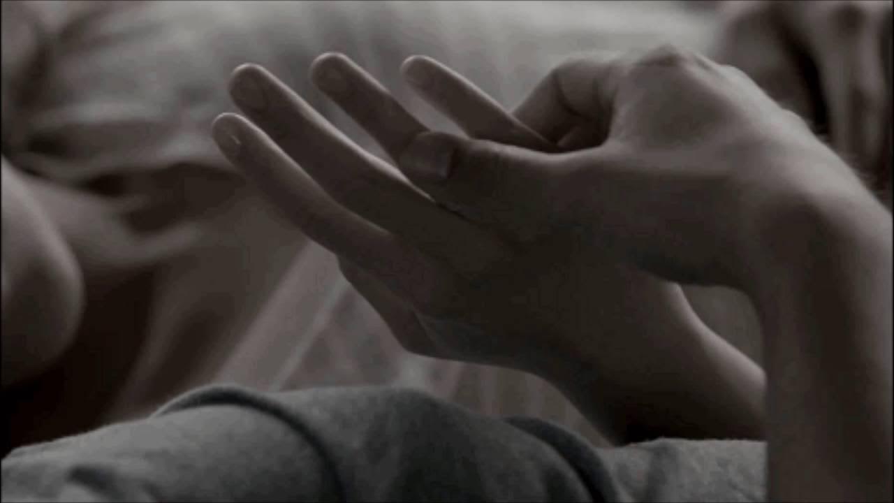 страстные ласки в постели. ласки руками. женская рука. нежное прикосновение рук. пальчиками нежно.