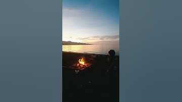 Serunya bermain di pantai sambil bakar api unggun 🔥🔥
