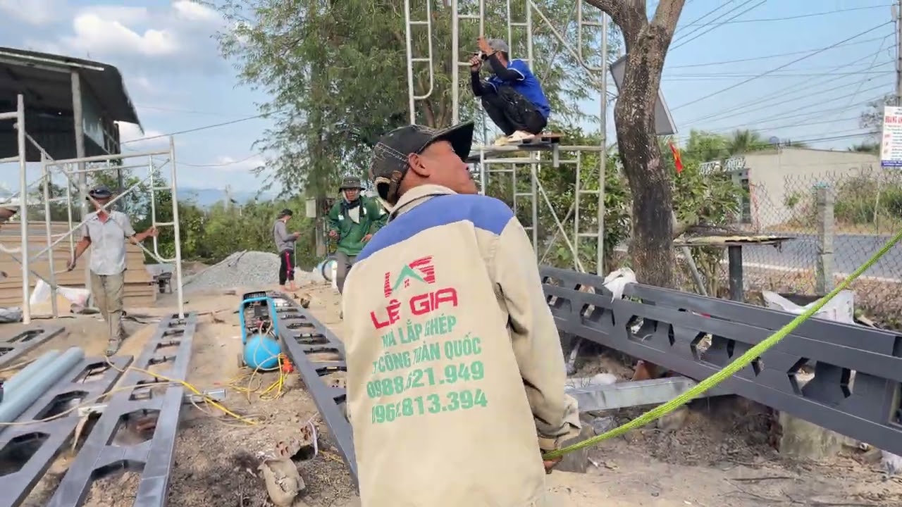 Lên Khung Mái Nhà Lắp Ghép Tại An Giang #nhadidong #nhadep #nhalapghep #legianhalapghep