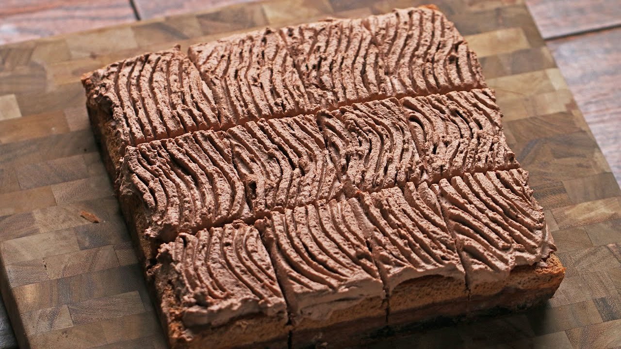 贅沢 4層仕立てのチョコレートケーキ