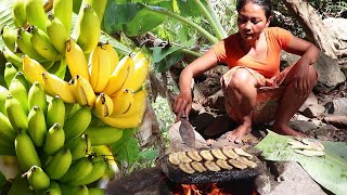 Best Creative Idea to cook Banana fruits on rock and Eating for survival food in the forest