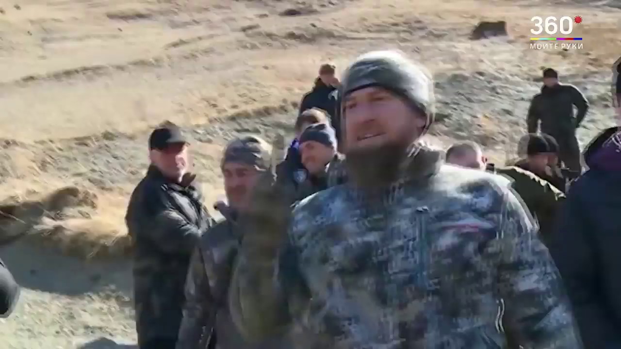 Кадыров о ситуации. Рамзан Кадыров отжимается. Кадыров бегает. Кадыров радуется. Кадыров бежит с пулеметом.