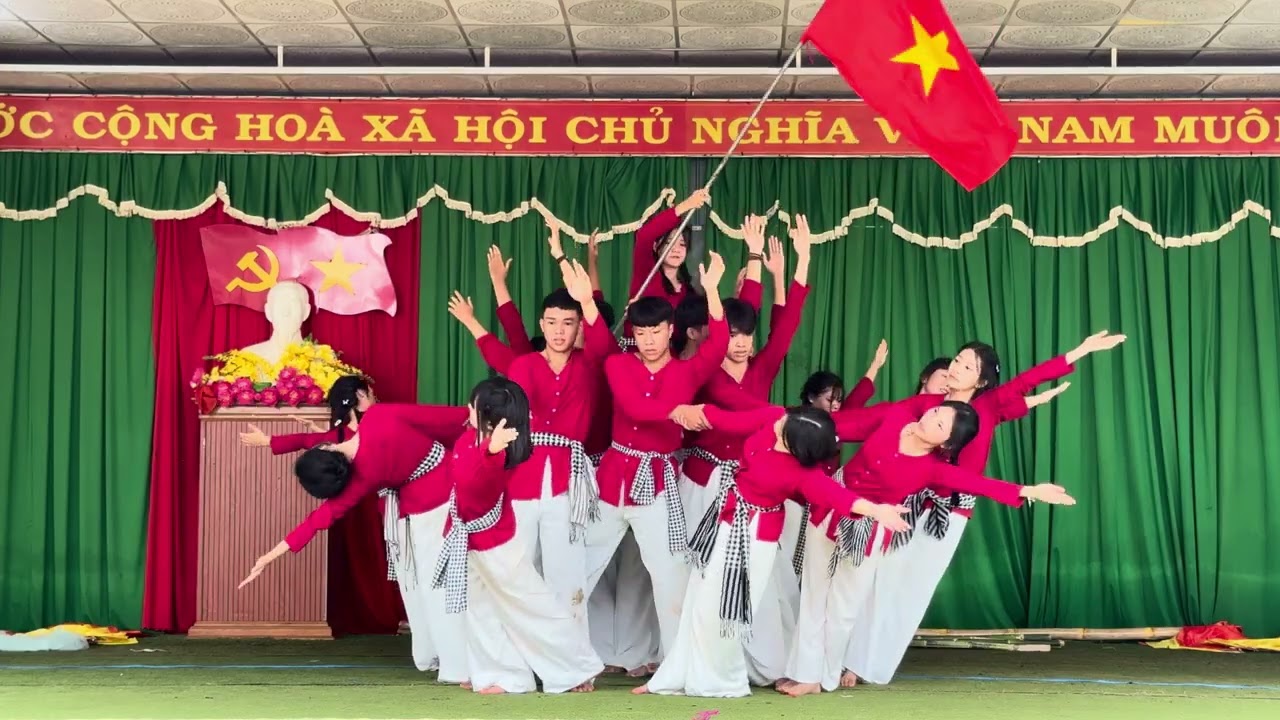 Múa trống cơm . Bài ca đất phương nam - thế thời thời thế . 11a4 sơ khảo 20/11 trường Lương Thế Vinh