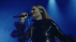 Смотреть клип Freya Ridings Ft Ewan J Phillips - Rise (Live At The Apollo)