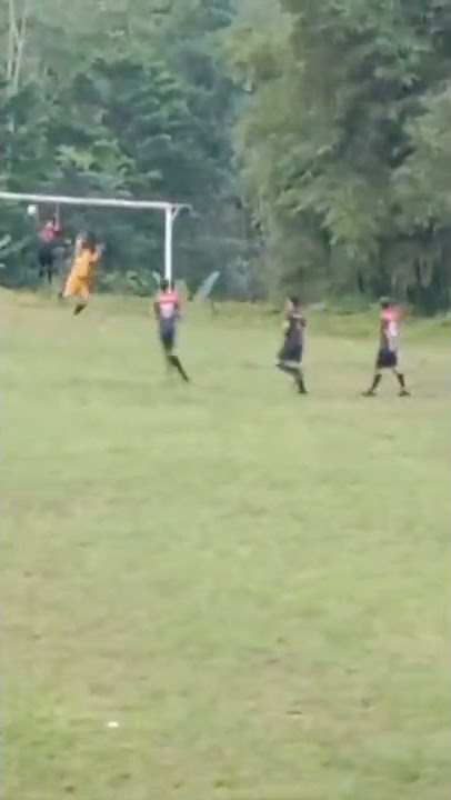 Sepak bola tarkam [[ tendangan si Madun sayang tidak gol