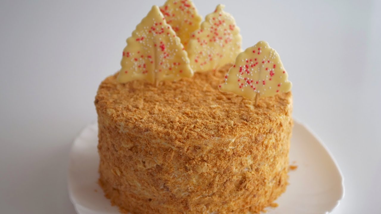 Калорийность традиционного торта Наполеон составляет 233 ккал.