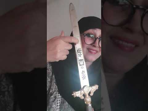 والسيف في الغمد لاتخشى مضاربه وسيف عينيك في الحالين بتار