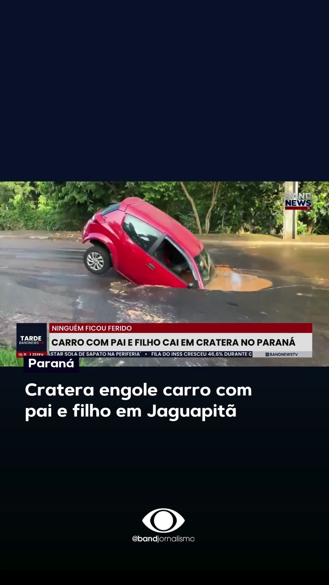 Cratera engole carro com pai e filho no Paraná