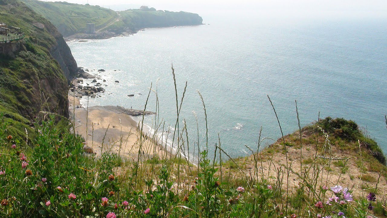 Así es la histórica playa nudista de Peñarrubia en Gijón, Asturias