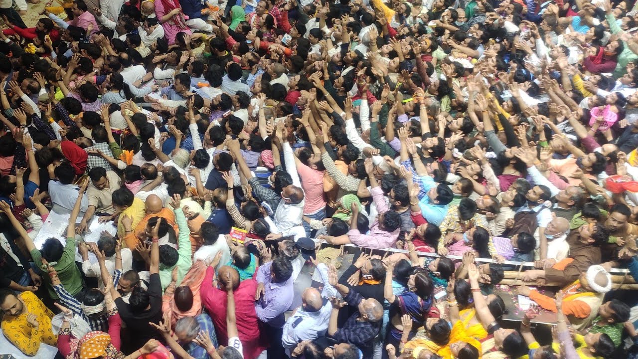 वृन्दावन कुंभ शाही स्नान से एक दिन पहले बाँके बिहारीजी मंदिर में हुई भारी भीड़। 