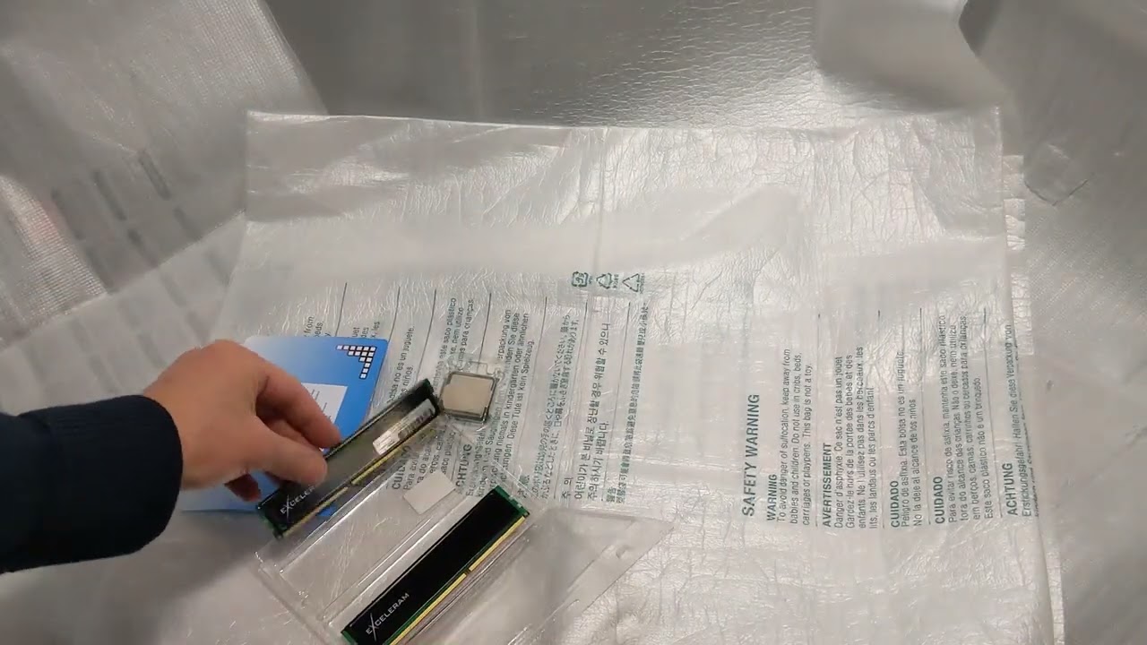 Распаковка Exceleram DDR3-1600 8192MB