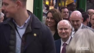 Kate Middleton «vittima» di «catcalling» a Leeds mentre saluta la folla