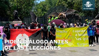 Exigen padres de los 43 normalistas de Ayotzinapa reunión con AMLO