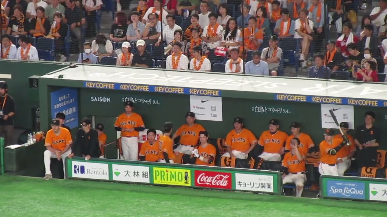 ジャイアンツベンチ】浦田俊輔のヒットに喜ぶ選手たち（読売