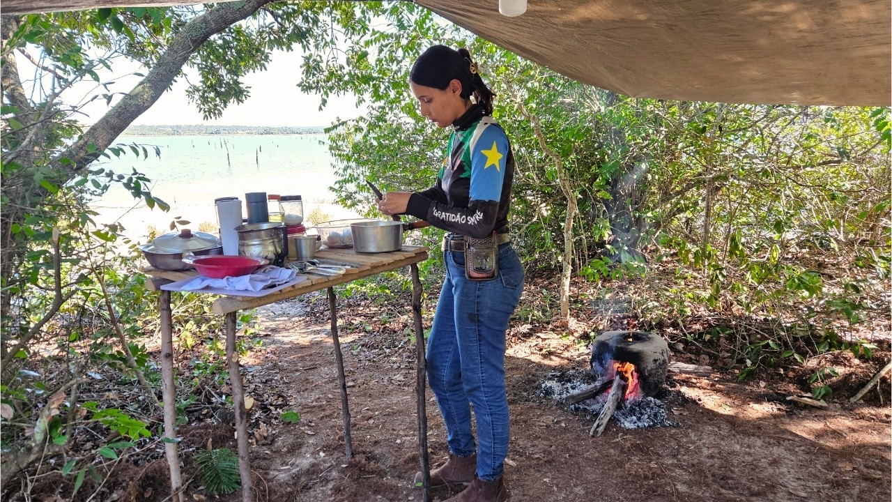 PESCANDO e ACAMPANDO na BEIRA  do RIO noite GELADA no ACAMPAMENTO ensopado de PEIXE para AQUECER