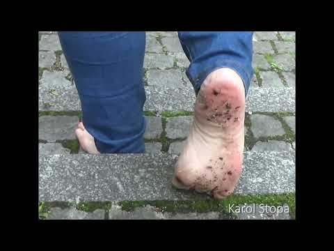 Brudne stopy - sandalki