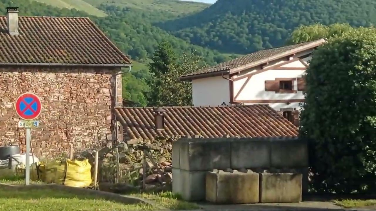 Balade en voiture dans le village d'Hosta