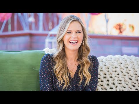 Vídeo: Valor net de Maggie Lawson: Wiki, casat, família, casament, sou, germans