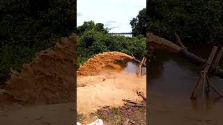 Maraca draga de areia da praia dragando areia do rio #shorts