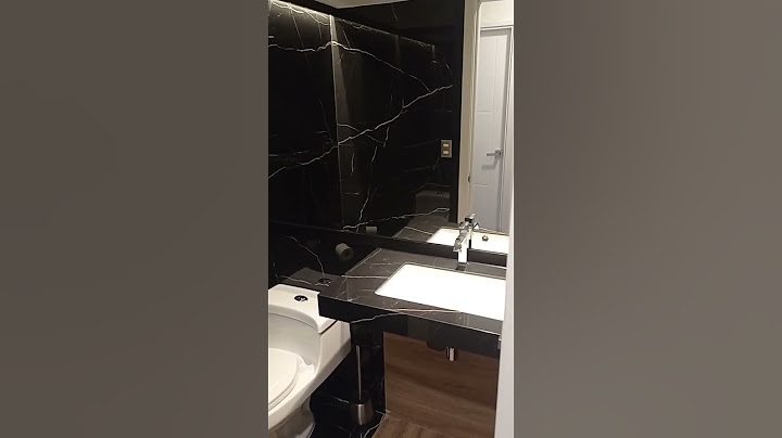 Diseño e implementacion de baño con enchapes negros y espejo de fondo
