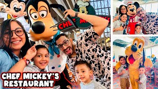 Desayunamos con los Personajes de Disney | Chef Mickey's Restaurant | Family Juega