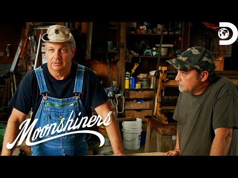 Tickle builds a MOBILE DISTILLERY! | Moonshiners | Discovery