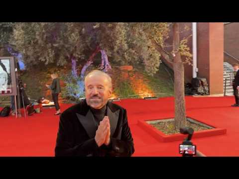 Video Christian De Sica arriva sul red carpet del Festival del Cinema di Roma