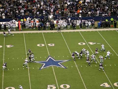 Tony Romo passes to Patrick Crayton