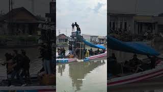 Asyiknya Strom Main Di Atas Air