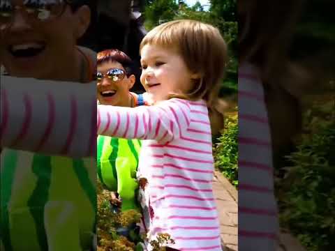 Bianca raccoglie le fragole! #michiamobianca #bambini #giochi