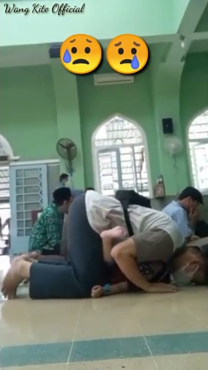 Seorang Ayah Sholat Sambil Gendong Anak | Momen Haru