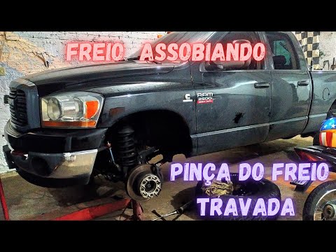 Vídeo: Como você libera o freio de mão em um Dodge Ram?