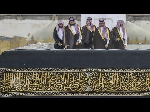 محمد بن سلمان يقف على سطح الكعبه