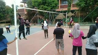 Latihan Umpan dan Smash Volley Ball MAN 3 Sukabumi (Surade)