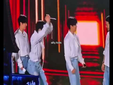 New choreography for "Escape" #hanjisung #i_n #hyunjin #leeknow #skz #straykids kids
